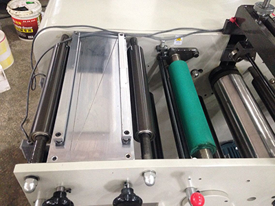 Máquina cortadora longitudinal de etiquetas y papel con matriz rotativa