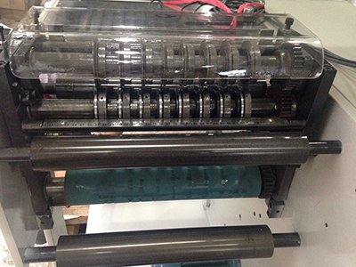 Máquina cortadora longitudinal de etiquetas y papel con matriz rotativa